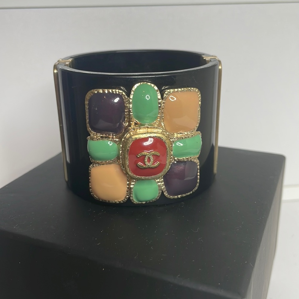💯 Authentic Chanel cuff bracelet 💎